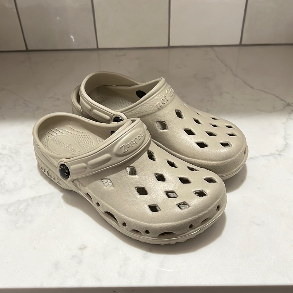 NWOT{nothinZ}Sz L6, JR 4 Gray Clogs